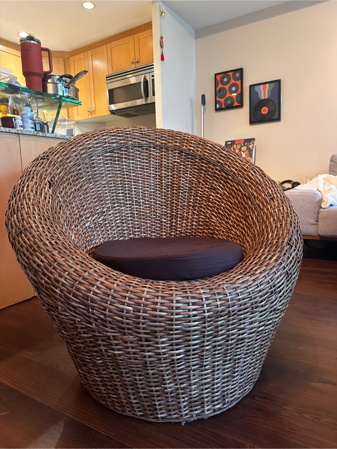 Cozy Wicker Chair – Priced to Sell!