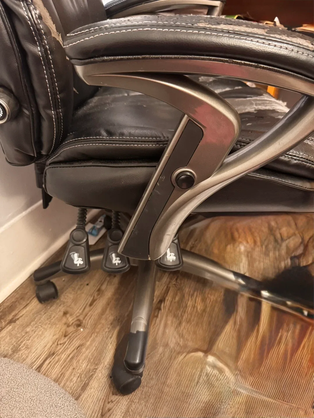 Black Office Chair - Heavily Used image indicator(3)