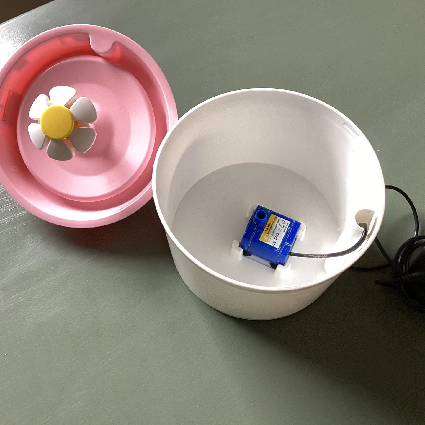 Pet Water Fountain - Pink & White 🥕 image indicator(2)