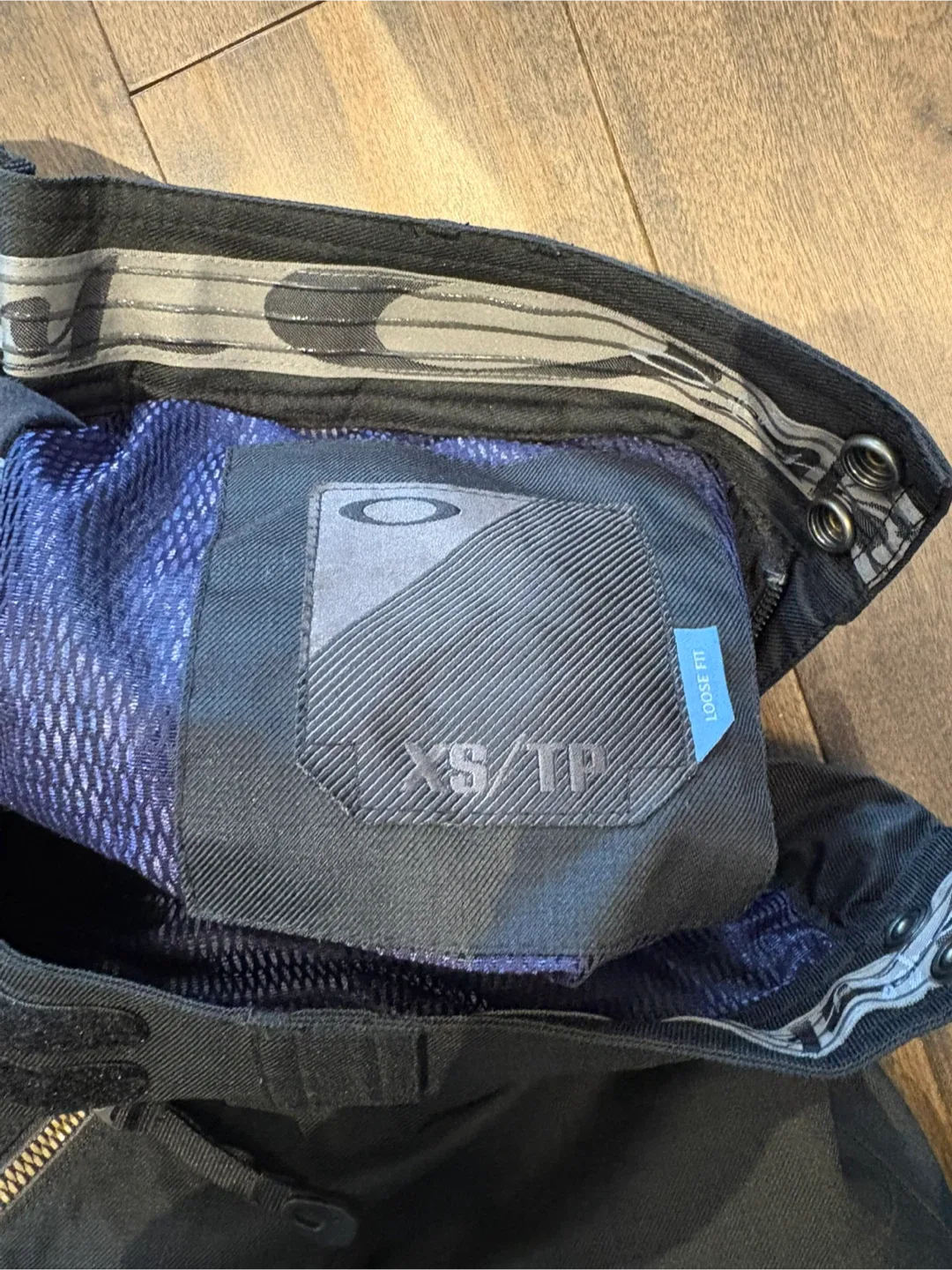 Under Armour Snowboard/Ski Jacket & Oakley Snow Pants image indicator(4)