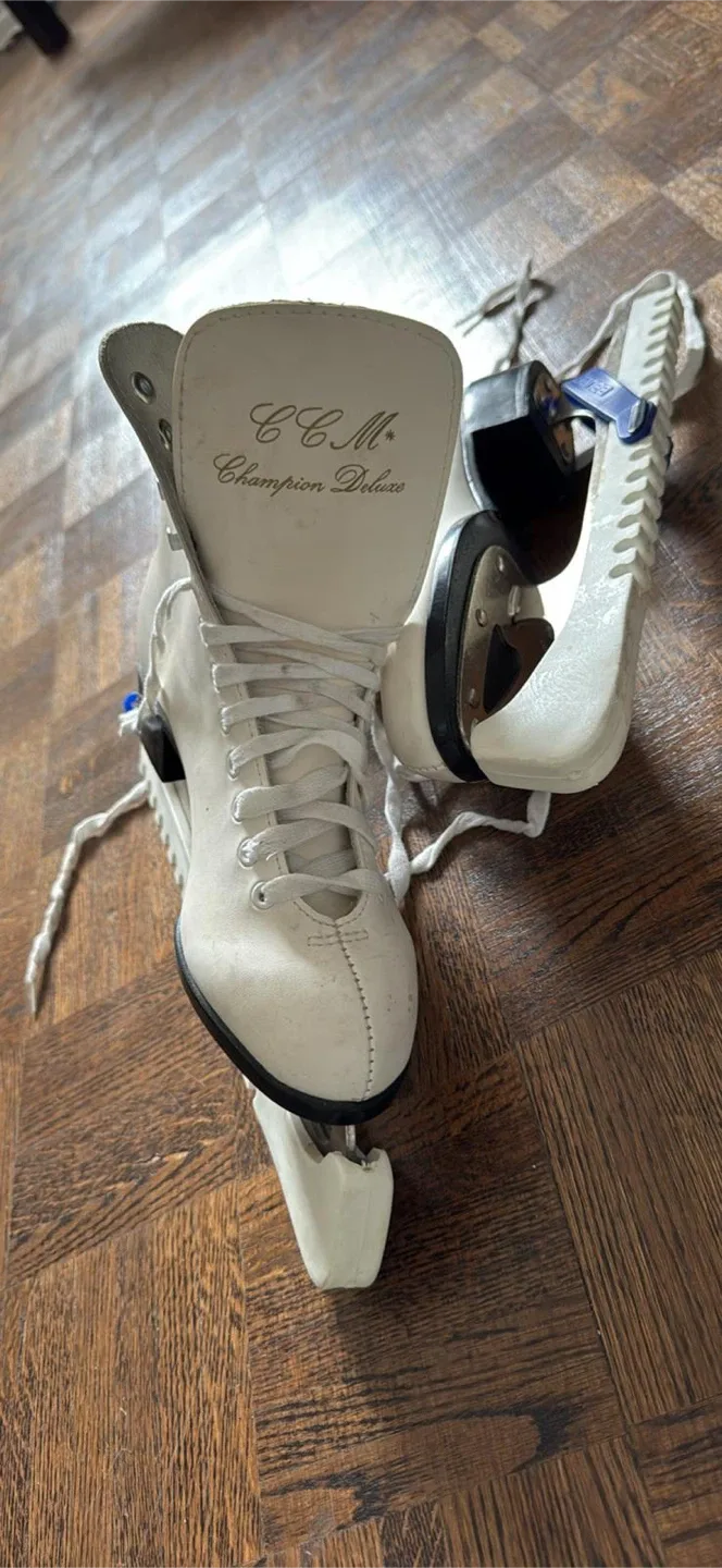 CCM Champion Deluxe Ice Skates image indicator(2)