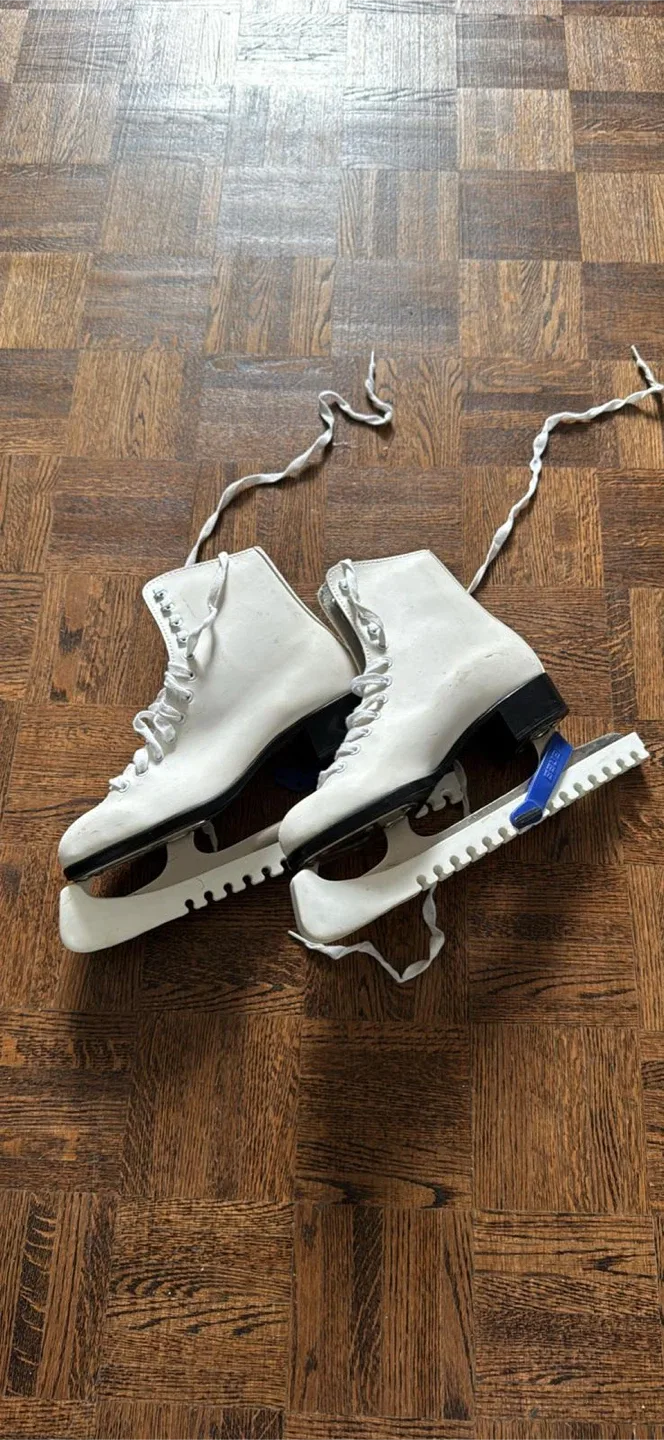 CCM Champion Deluxe Ice Skates thumbnail