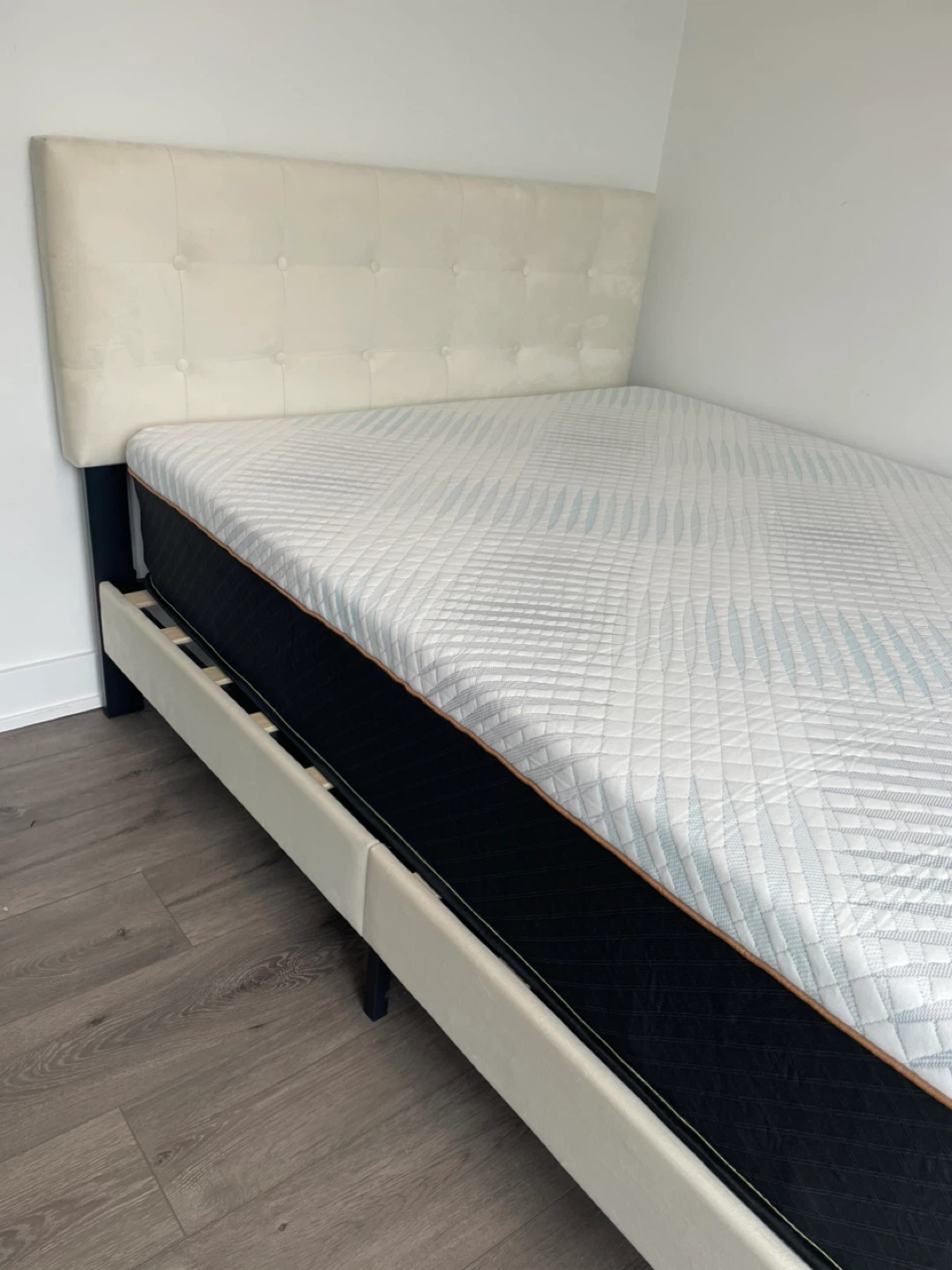 🛏️ Full Bed with Metal Frame + Firm Mattress