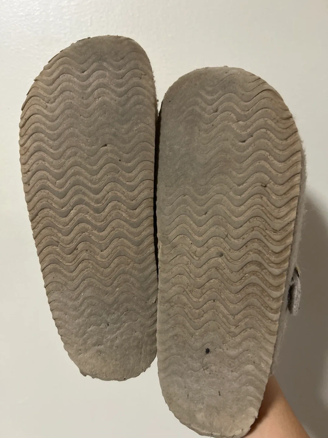 Cushionaire Women's Clogs Size 9M image indicator(2)