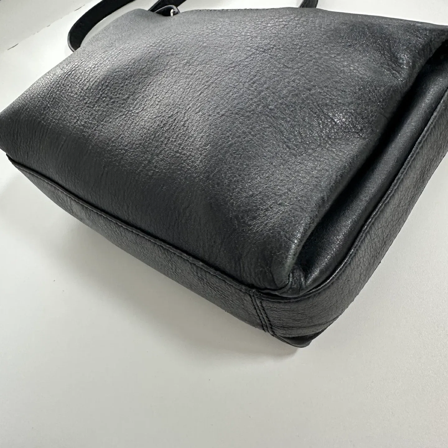 Derek Alexander Zip Top 3-Pocket Black Leather Crossbody Bag image indicator(6)