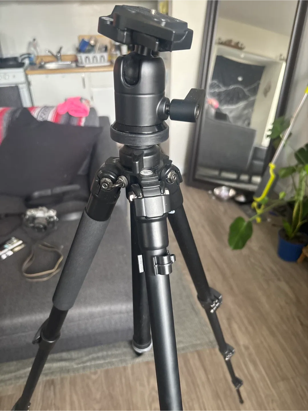 Sienna Tripod with Bag image indicator(2)