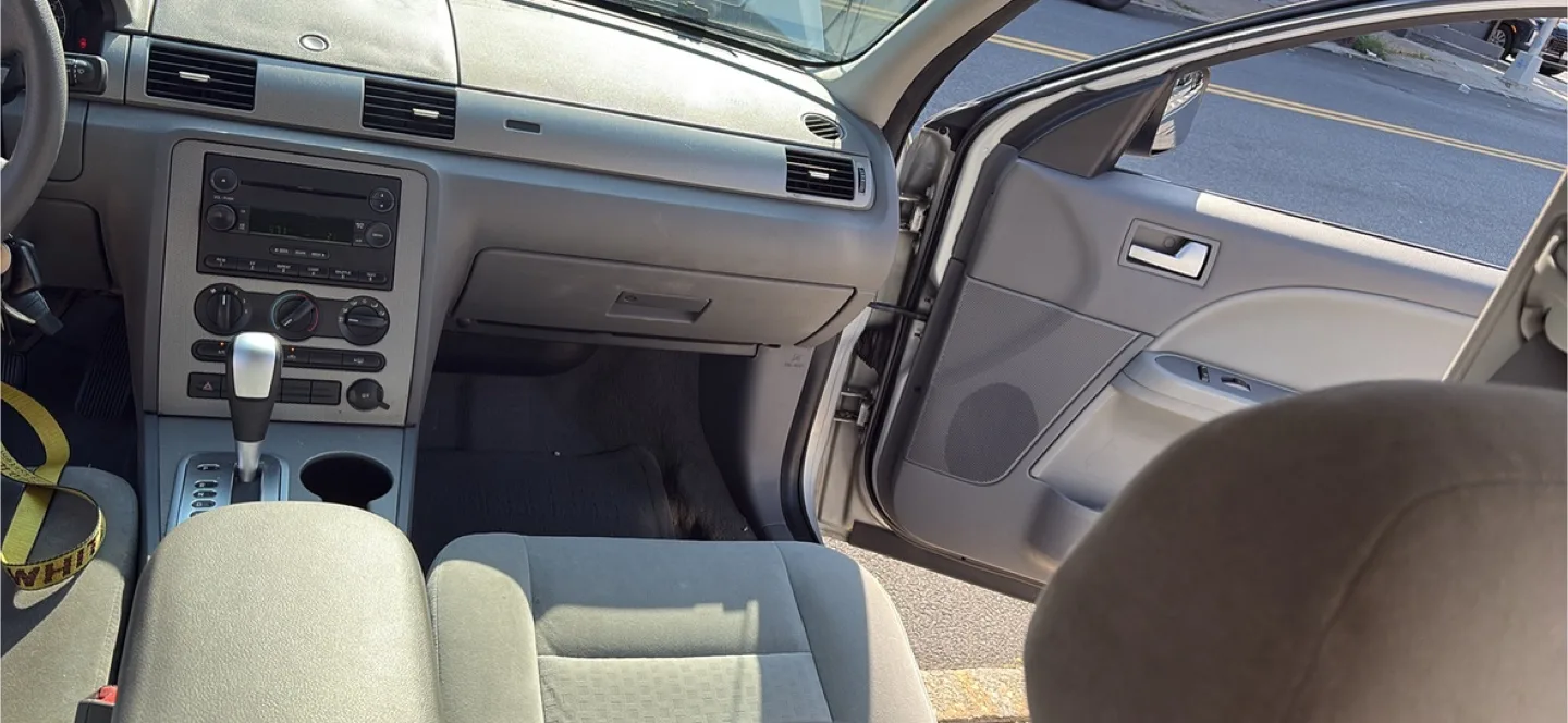 Silver Ford Five Hundred Sedan image indicator(6)