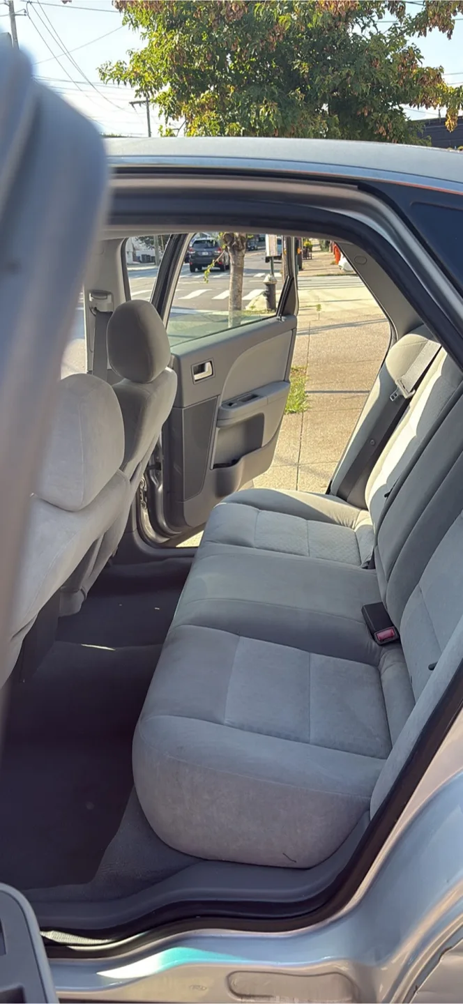 Silver Ford Five Hundred Sedan image indicator(5)