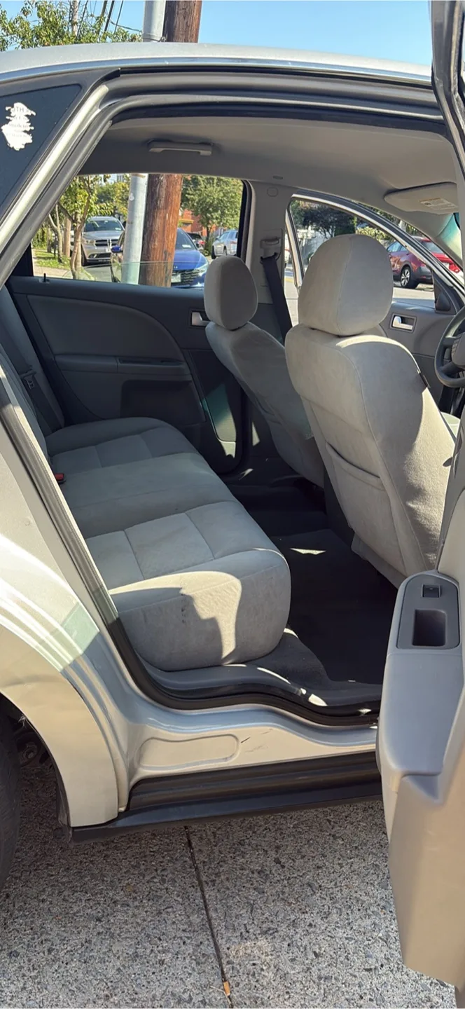 Silver Ford Five Hundred Sedan image indicator(4)