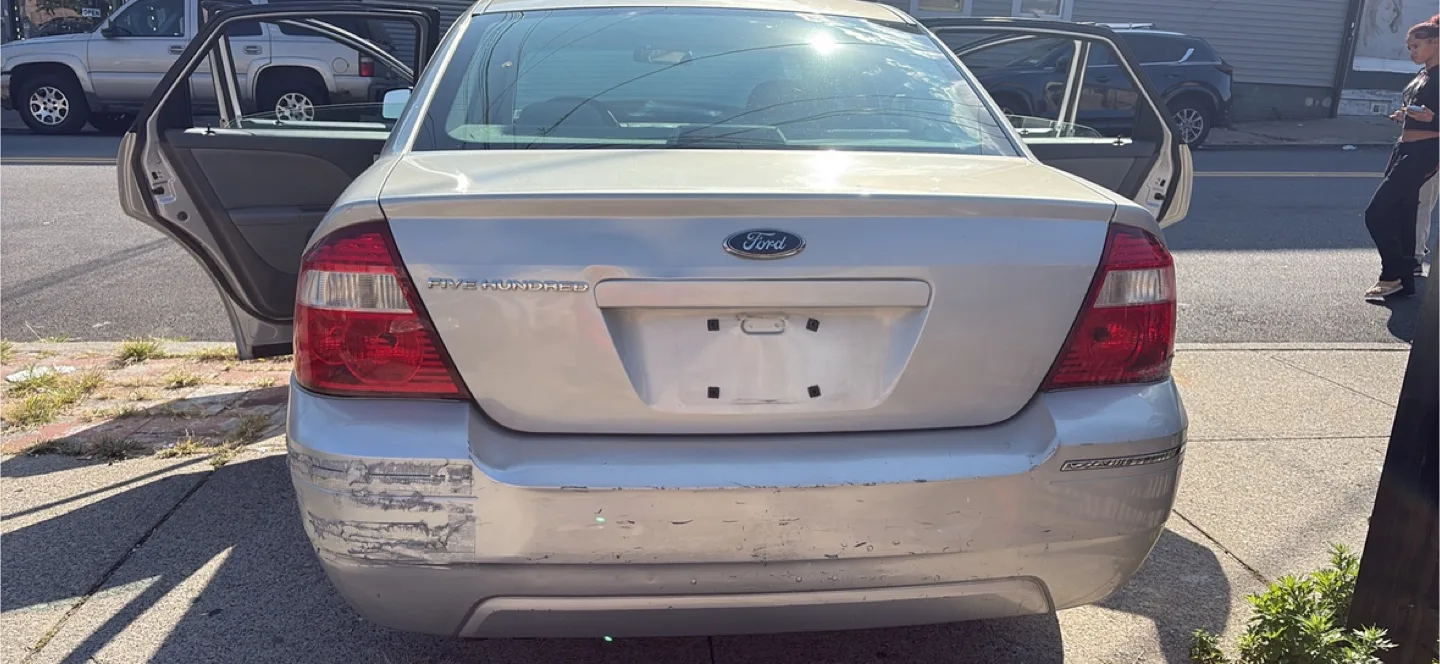 Silver Ford Five Hundred Sedan image indicator(7)