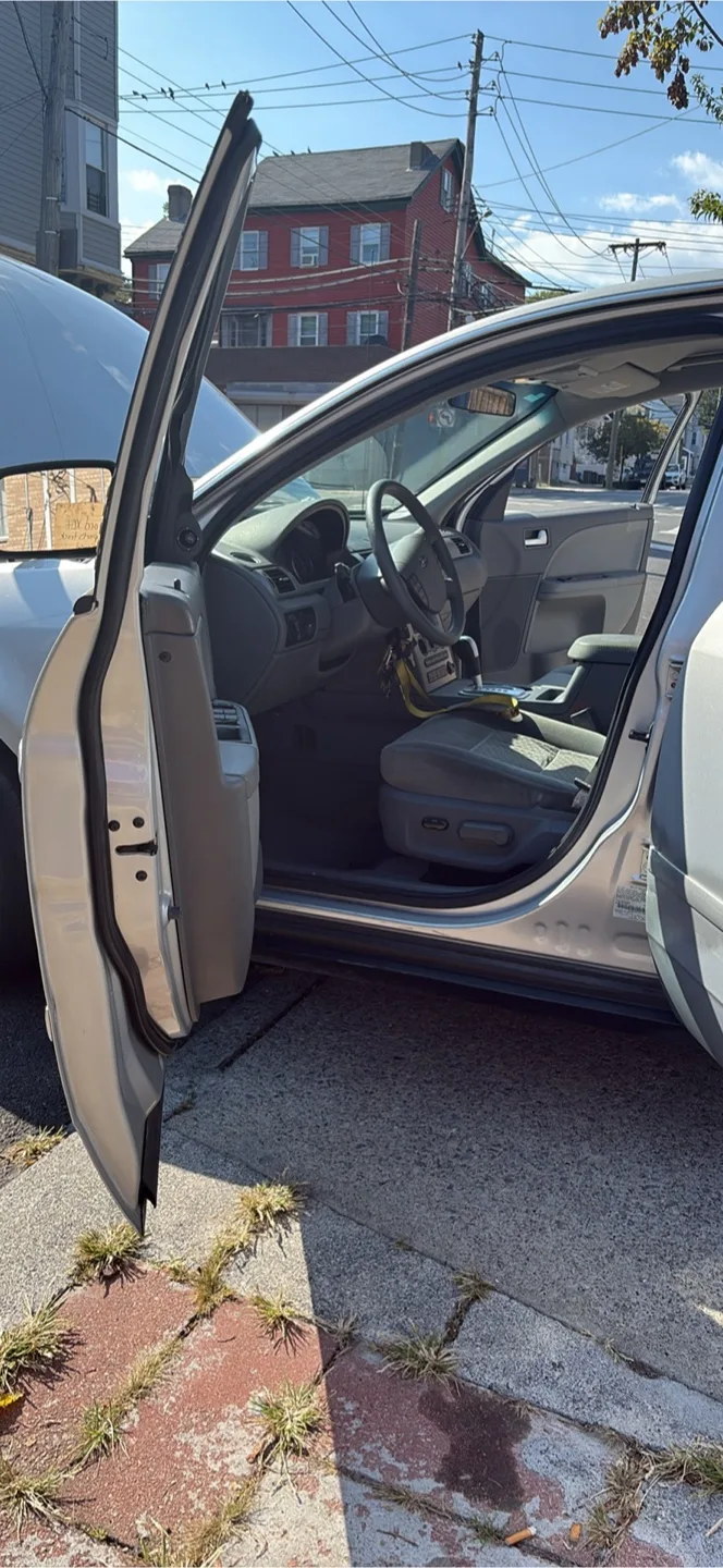 Silver Ford Five Hundred Sedan image indicator(9)