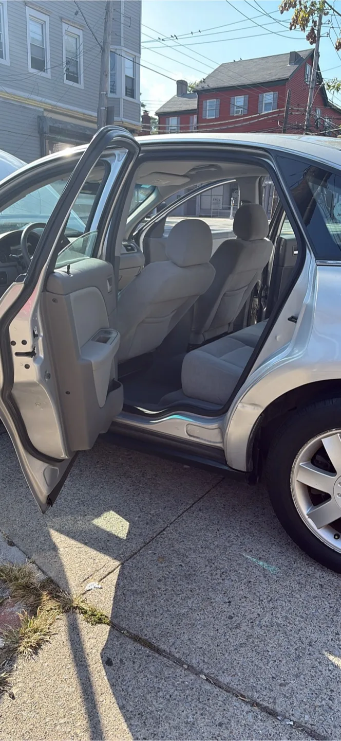 Silver Ford Five Hundred Sedan image indicator(8)