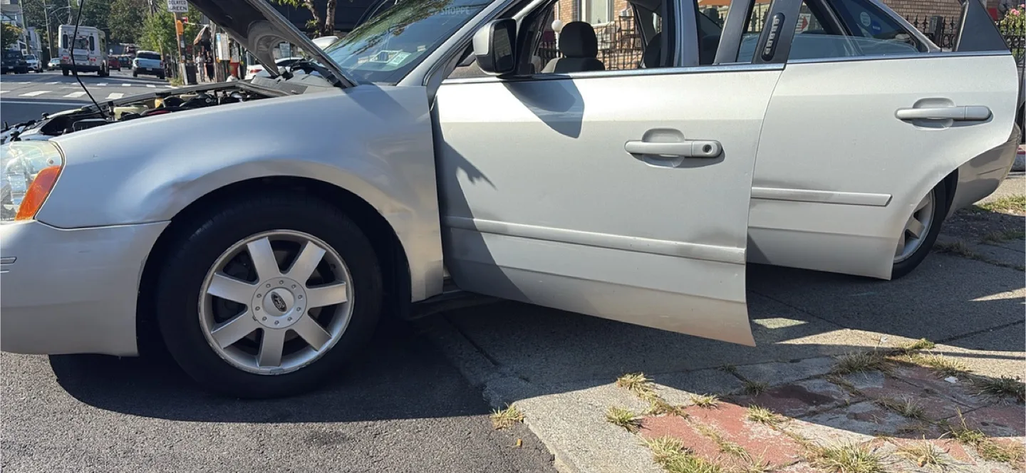 Silver Ford Five Hundred Sedan image indicator(10)