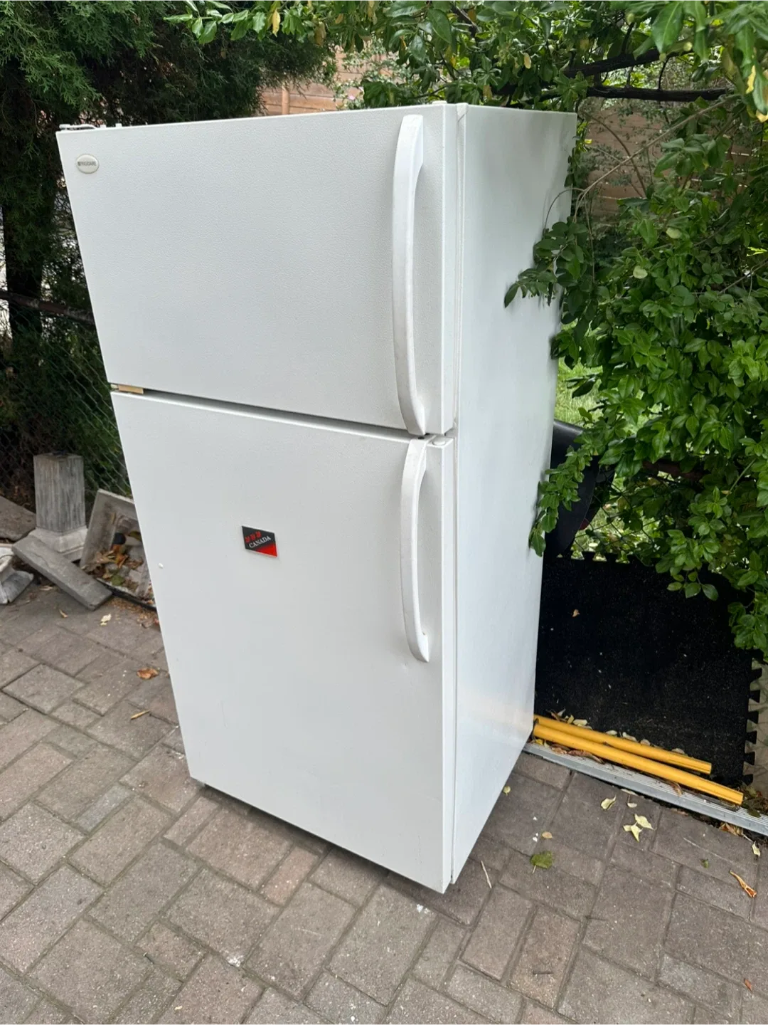 Frigidaire FRT13CRH Refrigerator-Freezer thumbnail