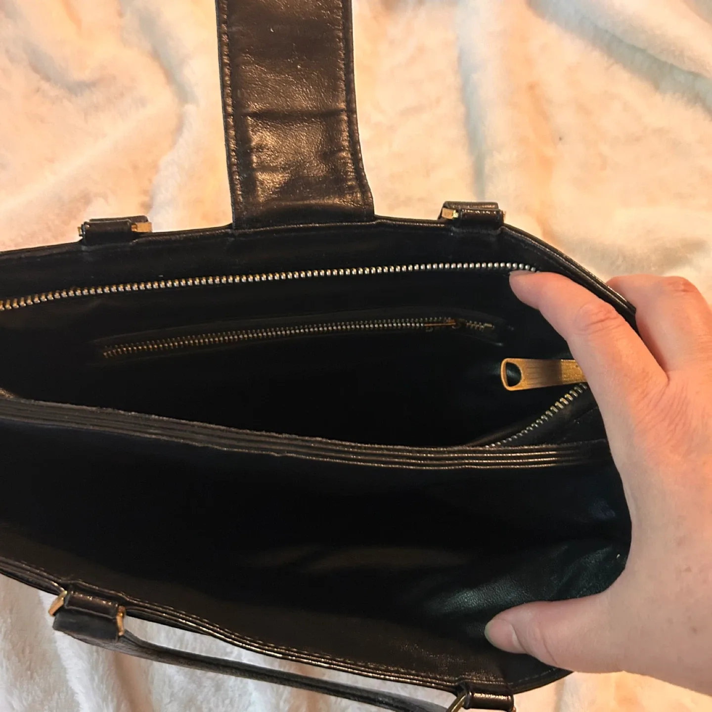 Vintage Black Leather Handbag image indicator(6)