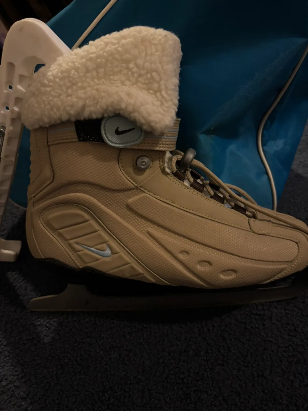 Nike Ice Skates SZ 8 image indicator(2)