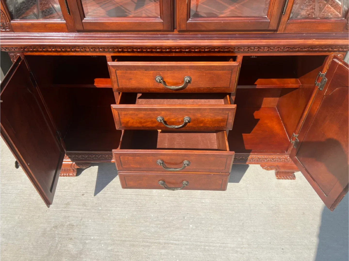Mahogany China Cabinet image indicator(6)