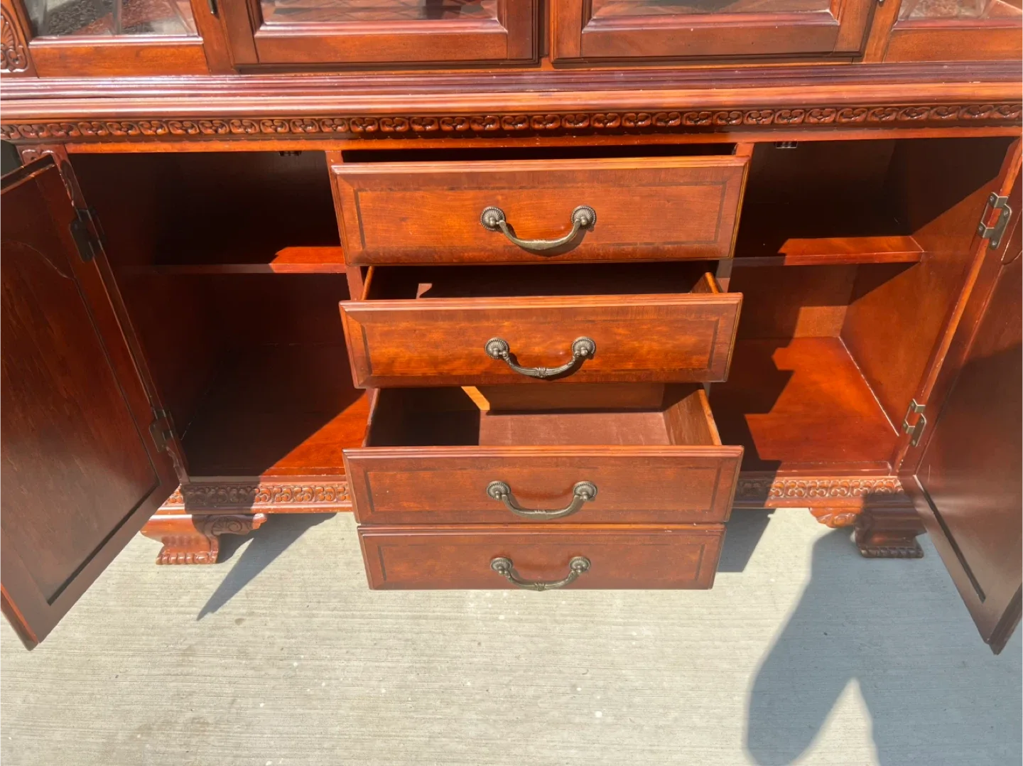 Mahogany China Cabinet image indicator(4)