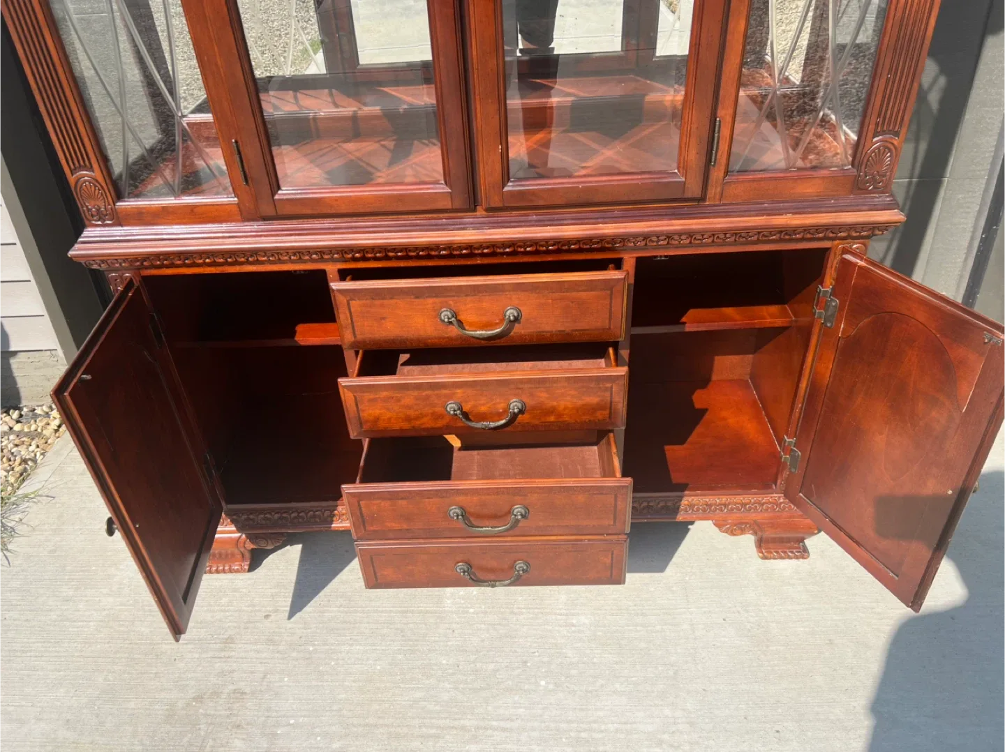 Mahogany China Cabinet image indicator(5)