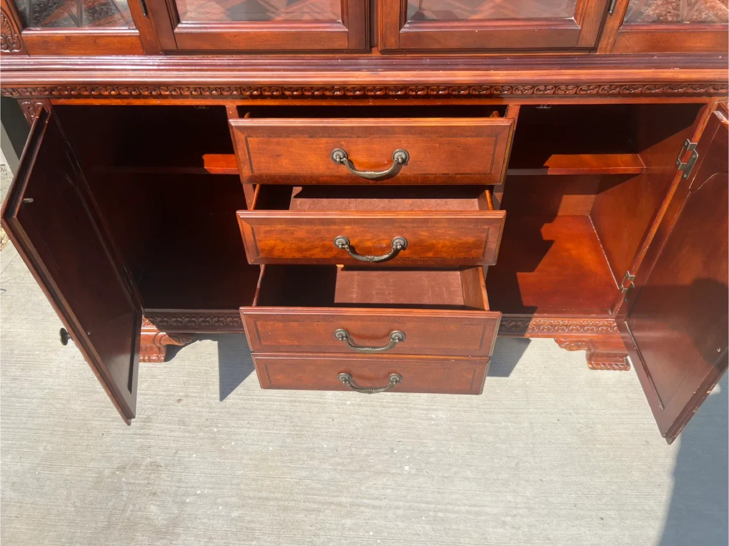Mahogany China Cabinet image indicator(7)