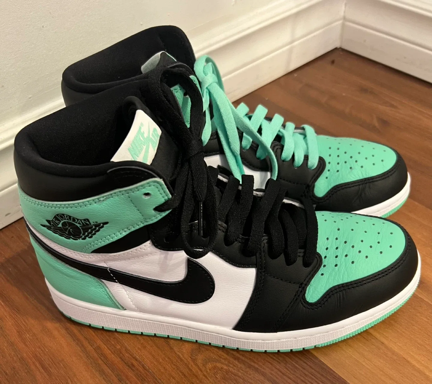 Nike Air Jordan 1 High Green Glow thumbnail
