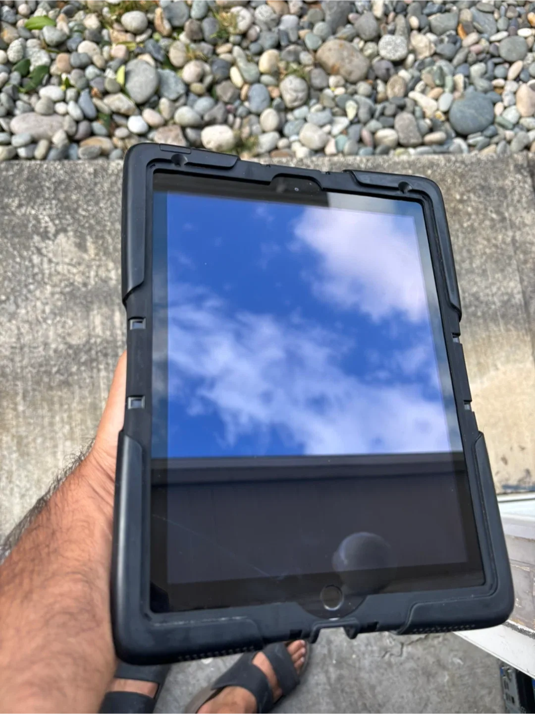 iPad in Black Case image indicator(4)