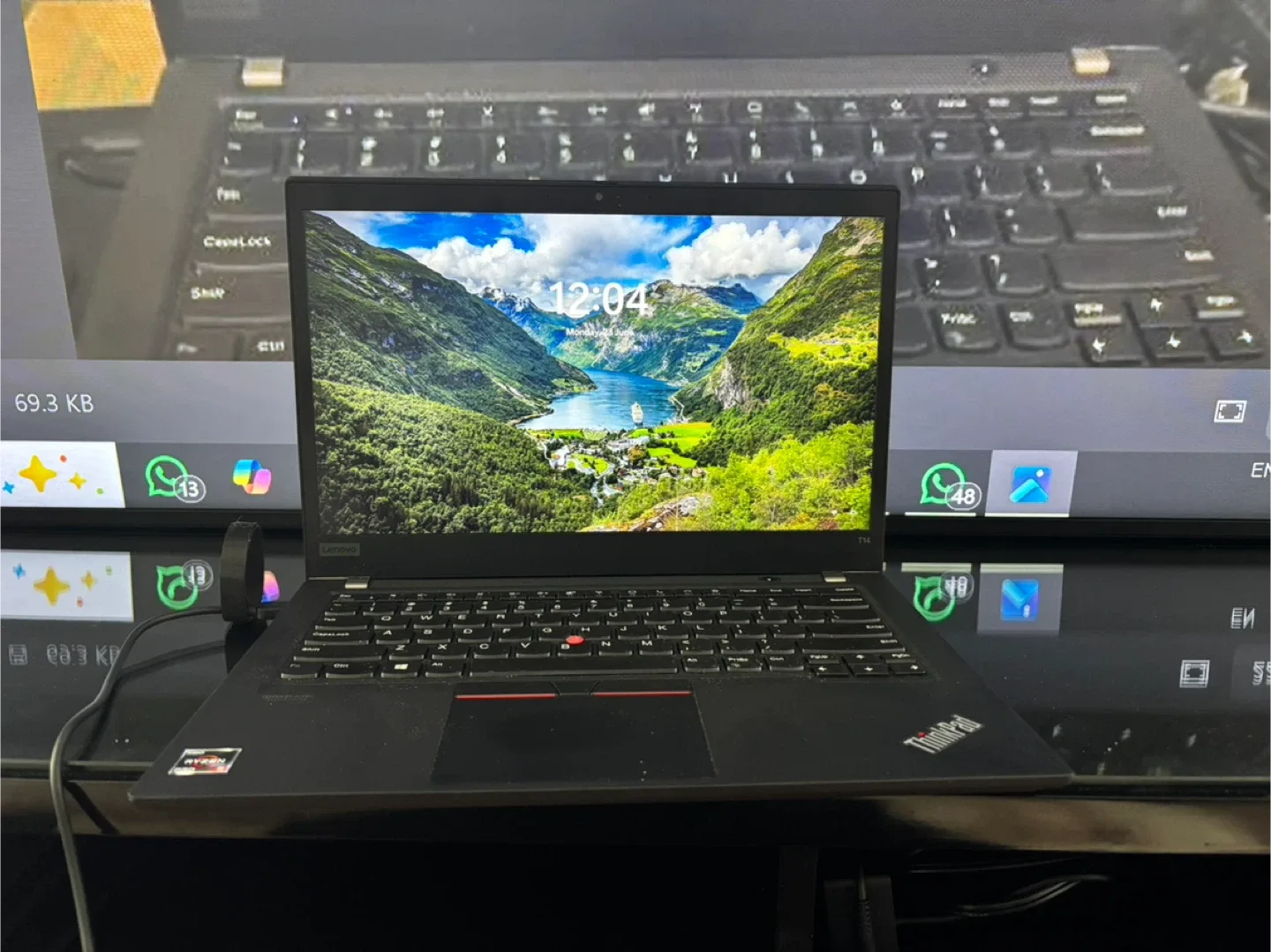 Lenovo ThinkPad T14 Laptop image indicator(5)