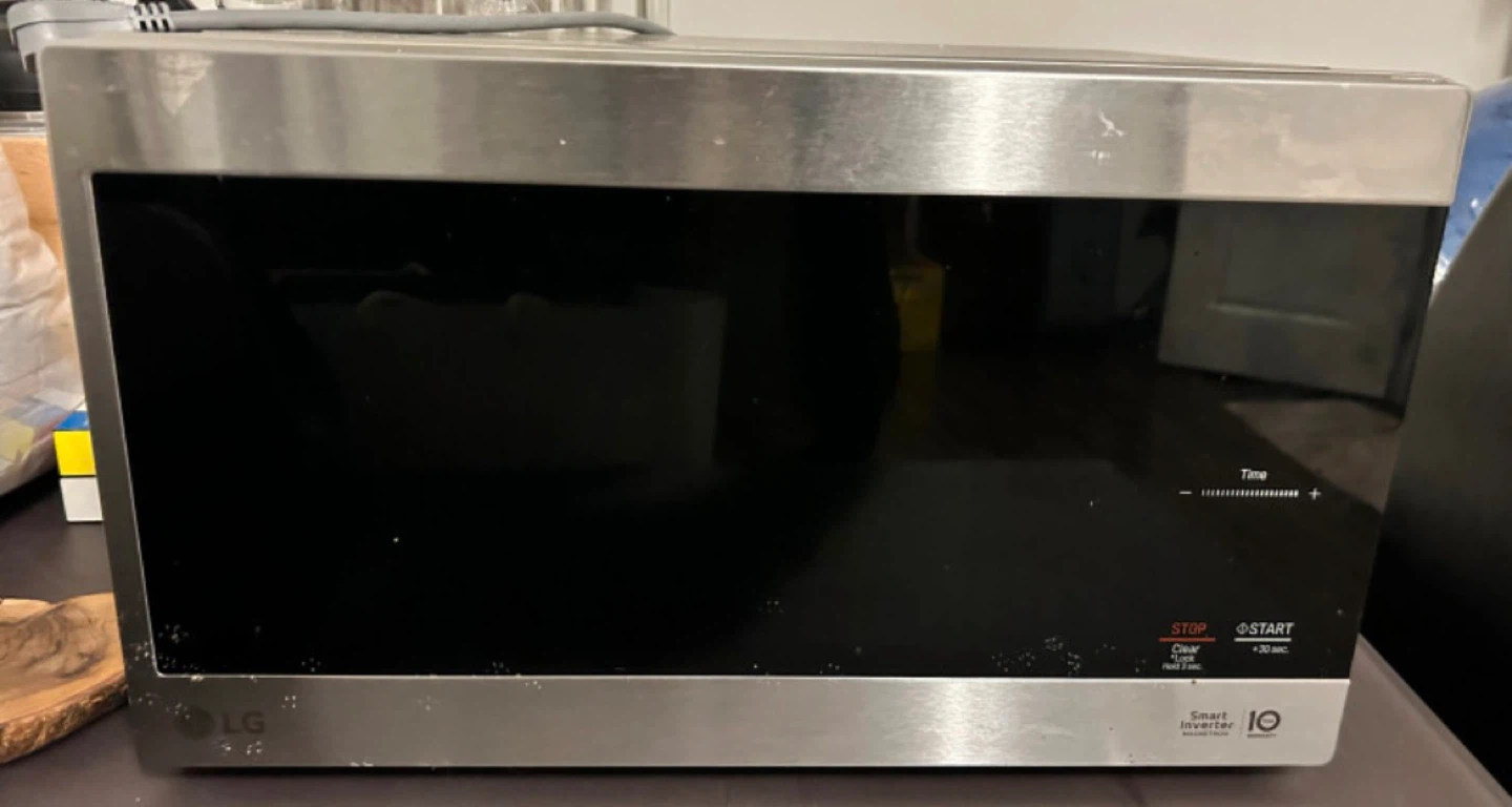 LG Microwave 0.9-cu ft Countertop