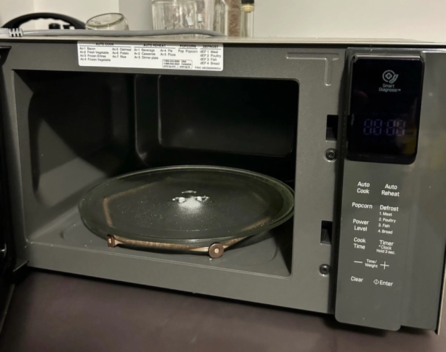 LG Microwave 0.9-cu ft Countertop - photo 3