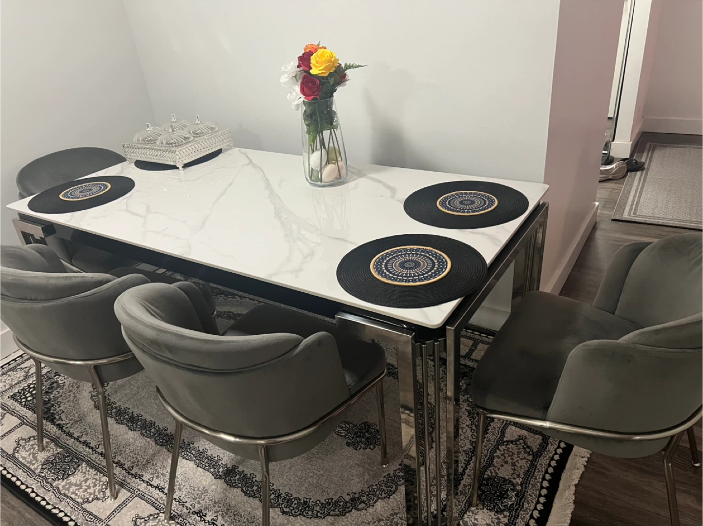 Brand new dinning table with 4 chairs