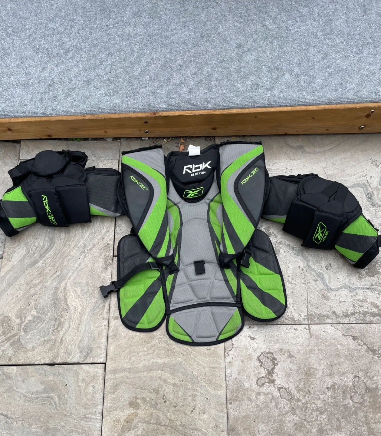 RBK Hockey Shoulder Pads - Adult thumbnail