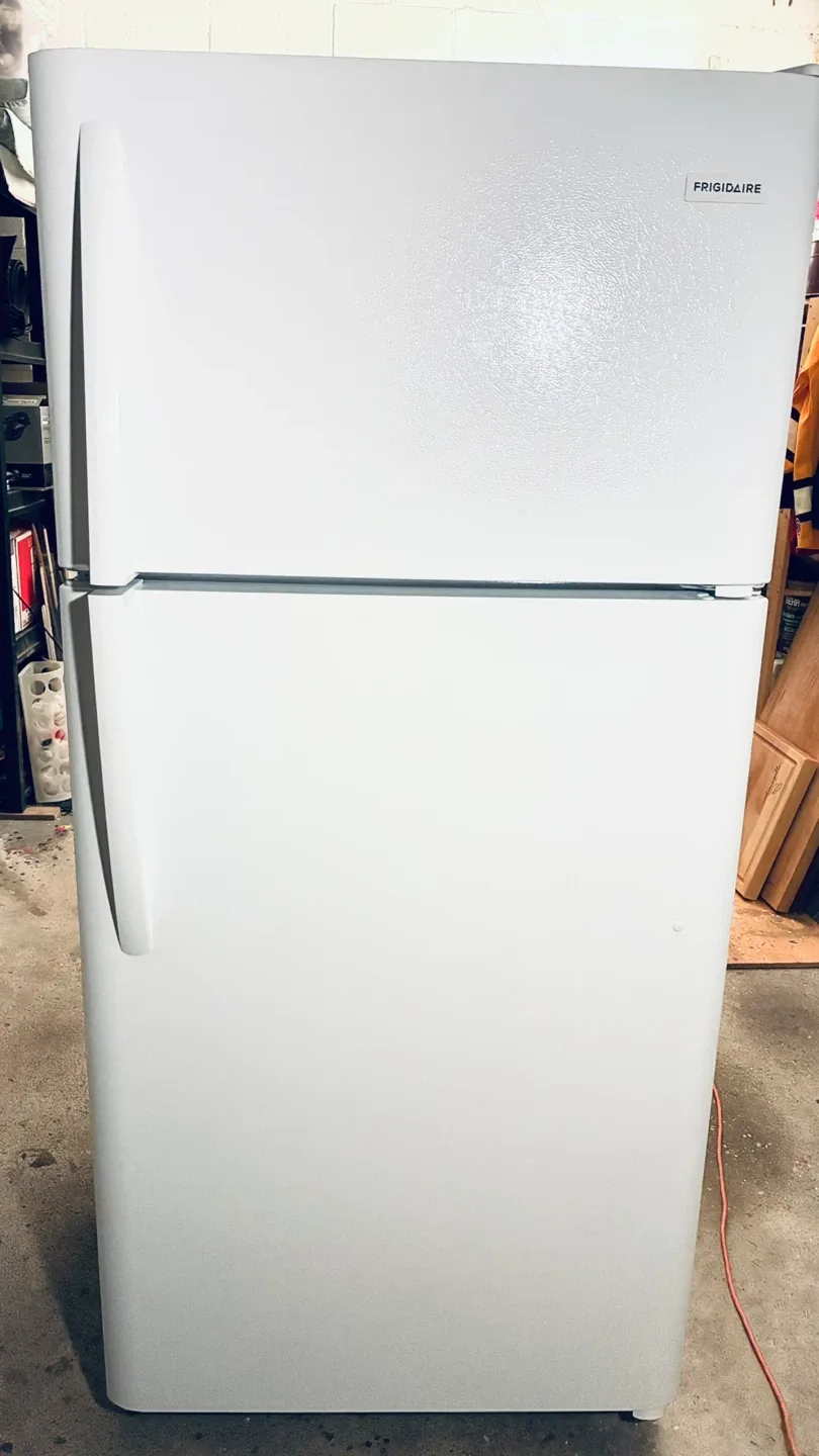 Frigidaire Top Freezer  White 30” 28 cu. ft excellent condition thumbnail