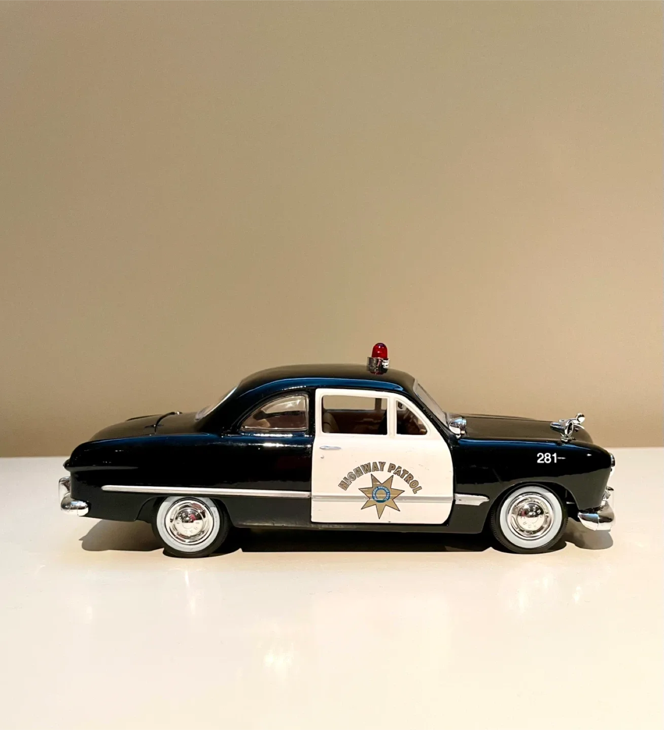 Diecast Car: Vintage 1949 Ford Coupe Highway Patrol 🎁 image indicator(2)
