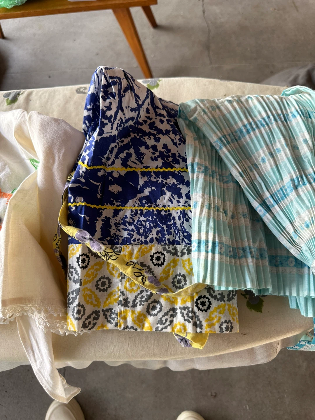 Assorted Vintage Fabric Aprons - photo 2