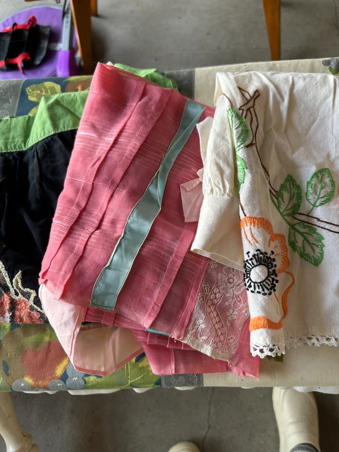 Assorted Vintage Fabric Aprons - photo 4