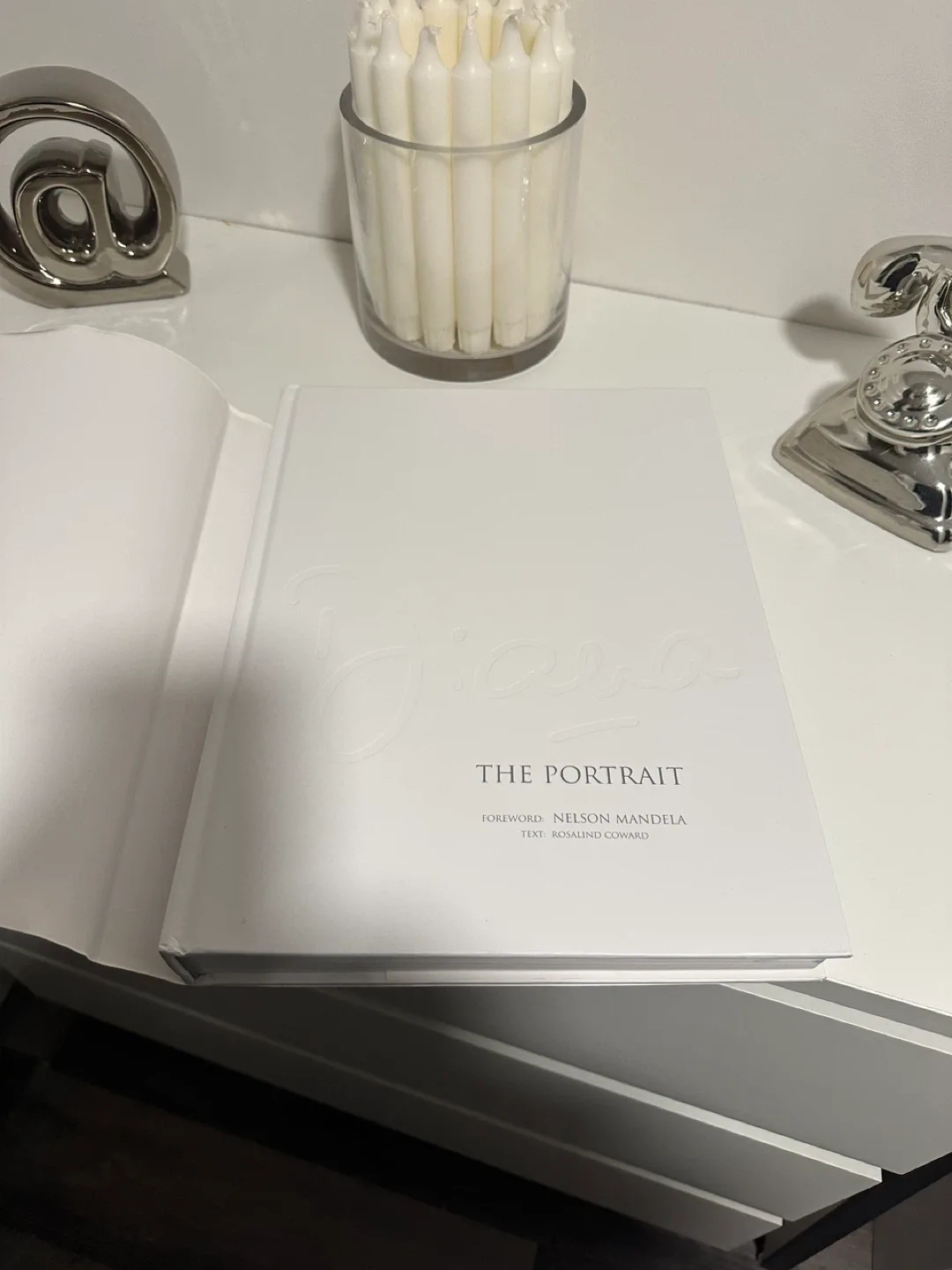 Diana The Portrait Book image indicator(3)