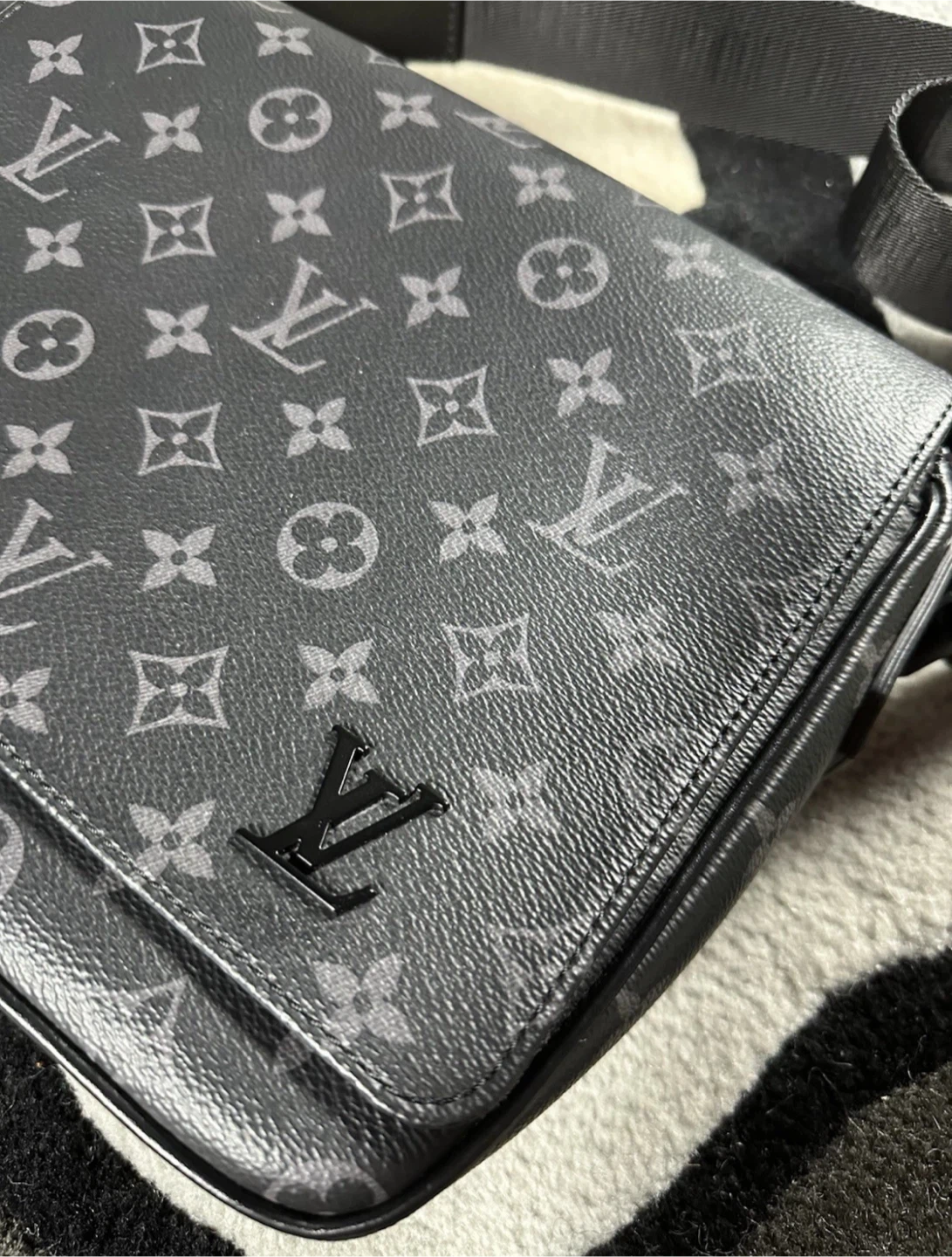 Louis Vuitton Black Shoulder Bag - photo 4