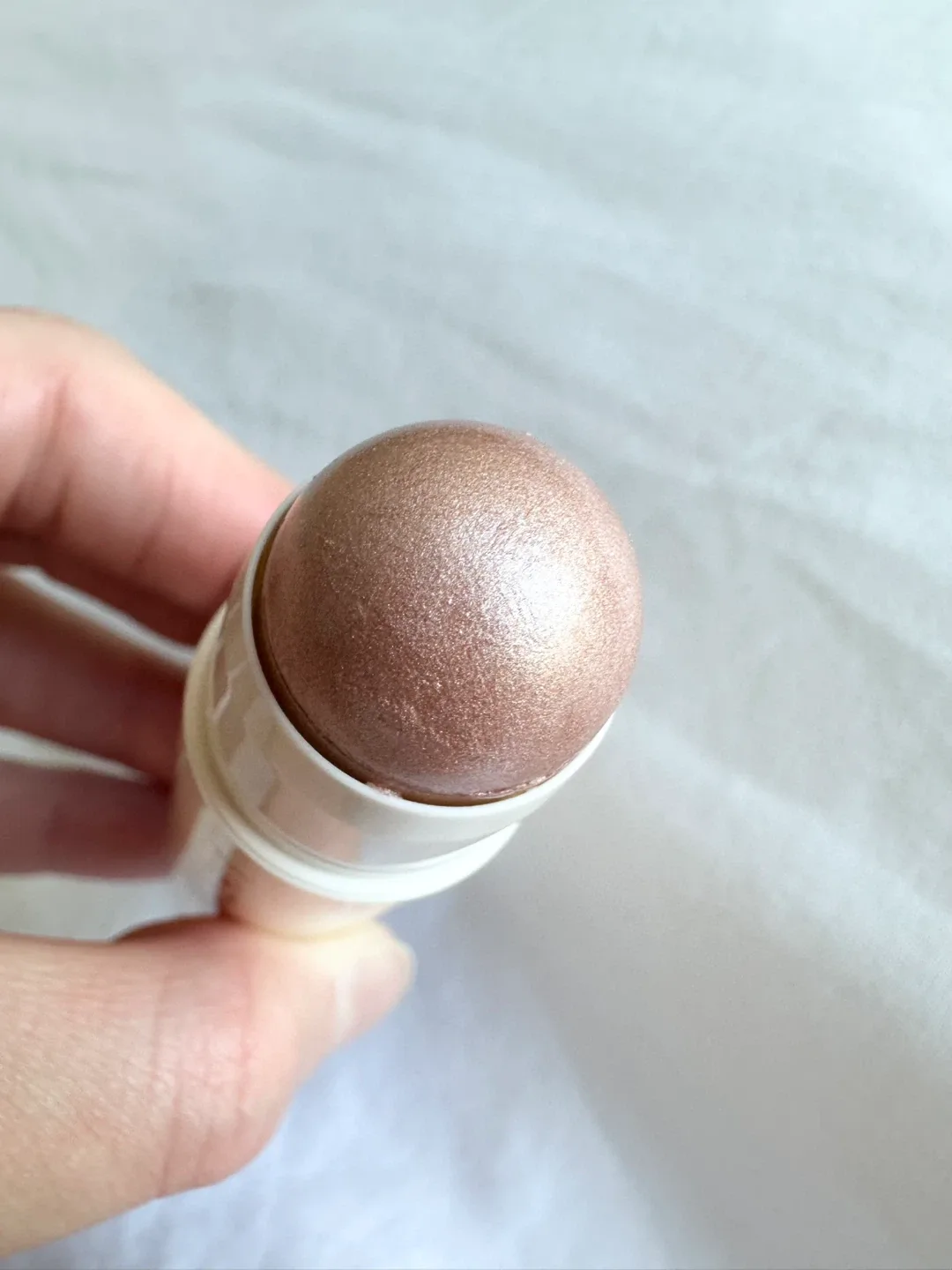 New MERIT Day Glow Dewy Highlighting Balm - Bounce image indicator(3)