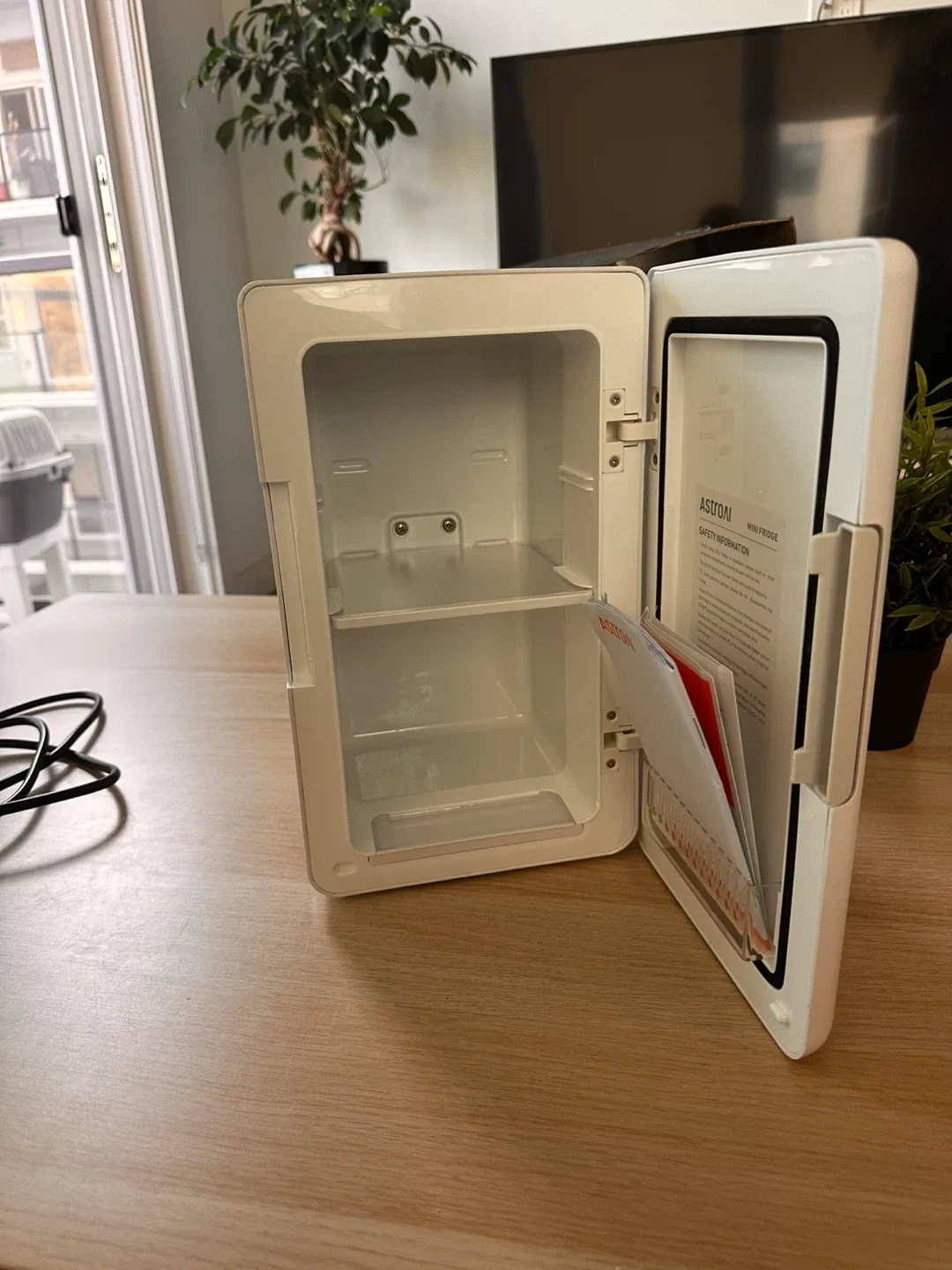 AstroAI Mini Fridge 6L - White image indicator(2)