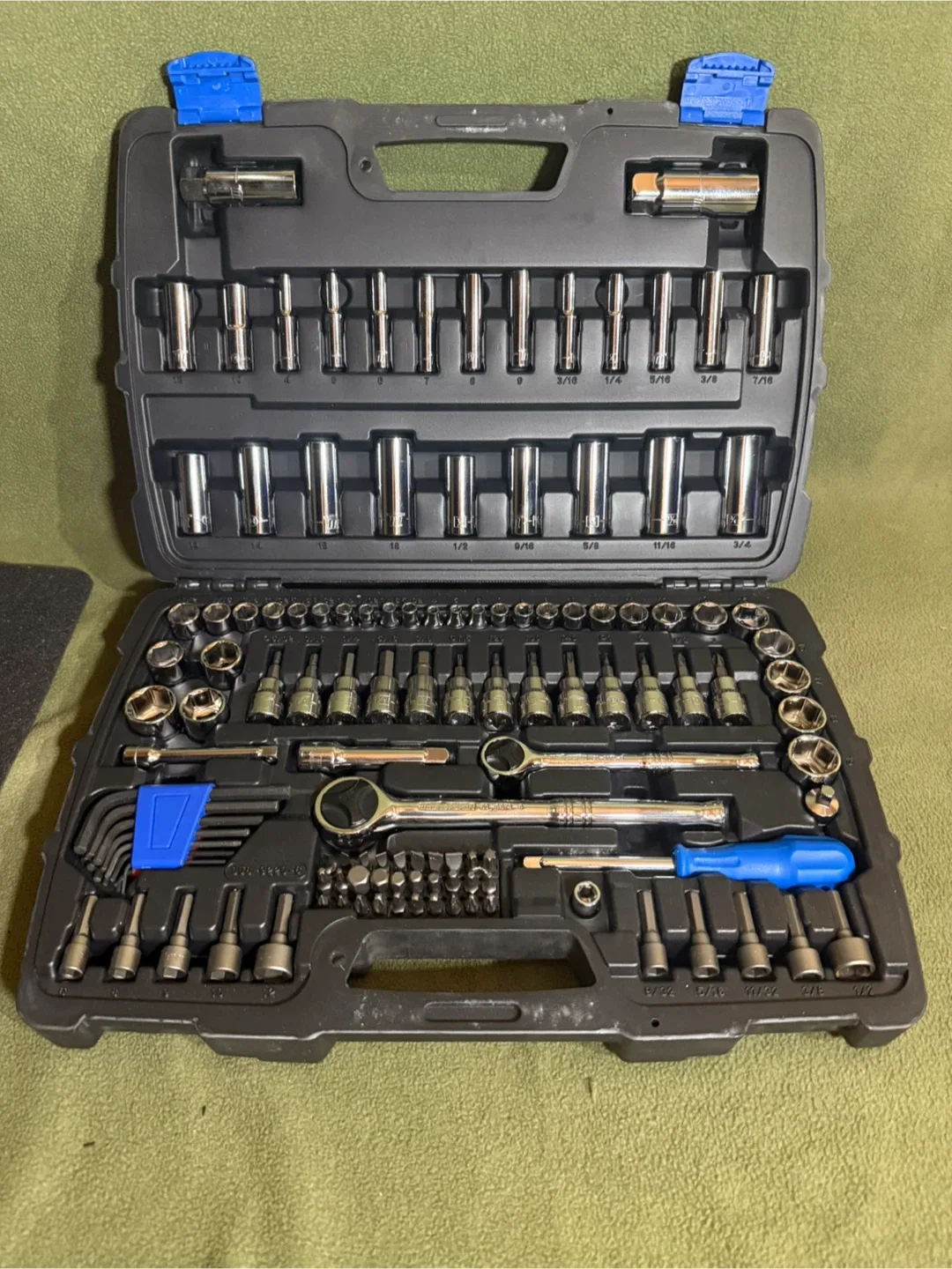 128 piece Mastercraft Socket an Tool Set image indicator(2)