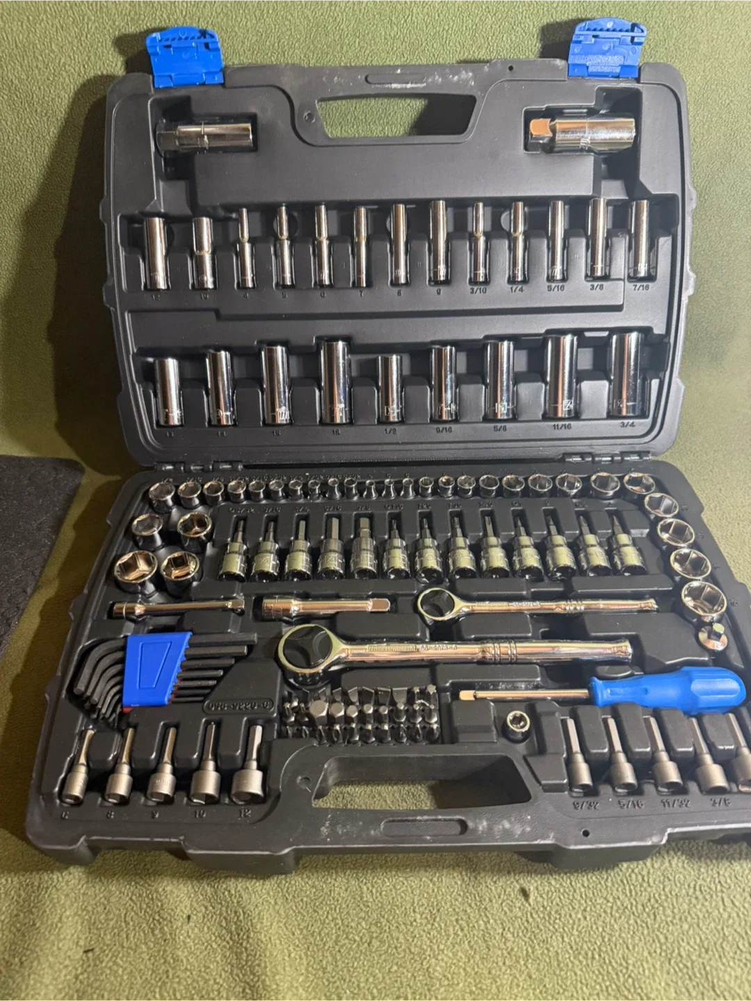 128 piece Mastercraft Socket an Tool Set image indicator(7)