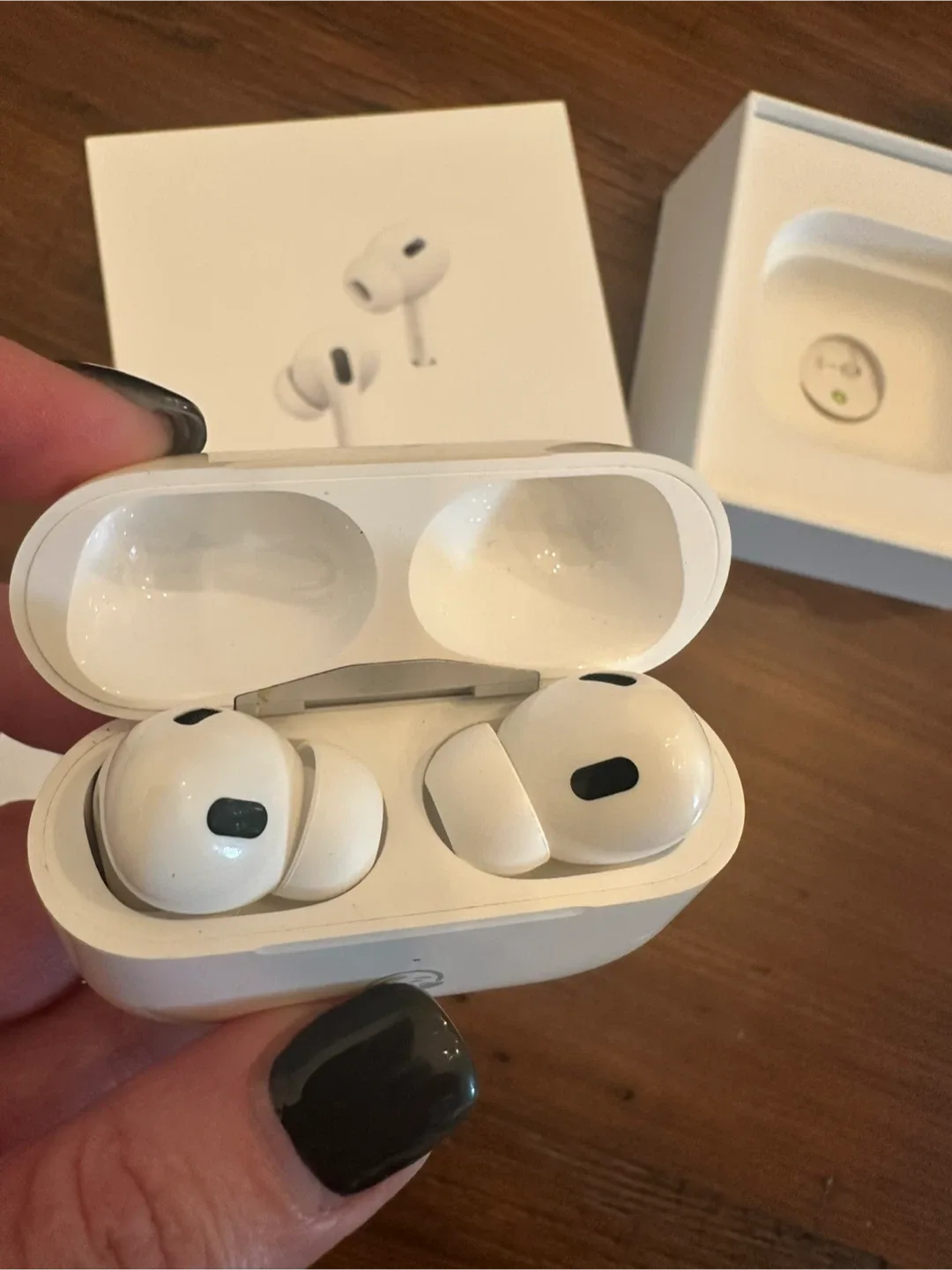 Apple AirPods Pro (2nd Generation) with MagSafe Case image indicator(2)
