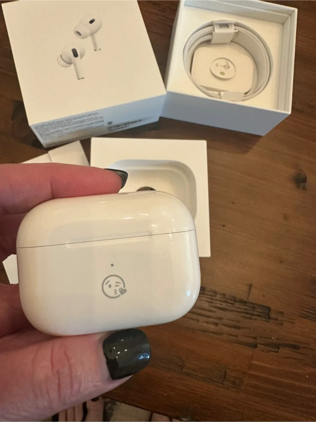 Apple AirPods Pro (2nd Generation) with MagSafe Case image indicator(3)