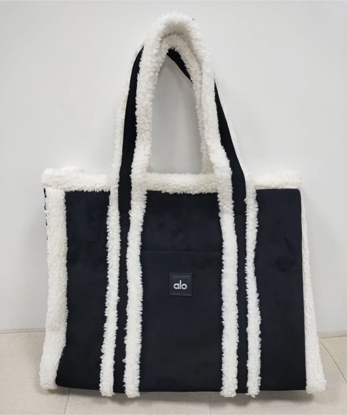 ALO Winterfun Tote Bag - Black & White image indicator(2)