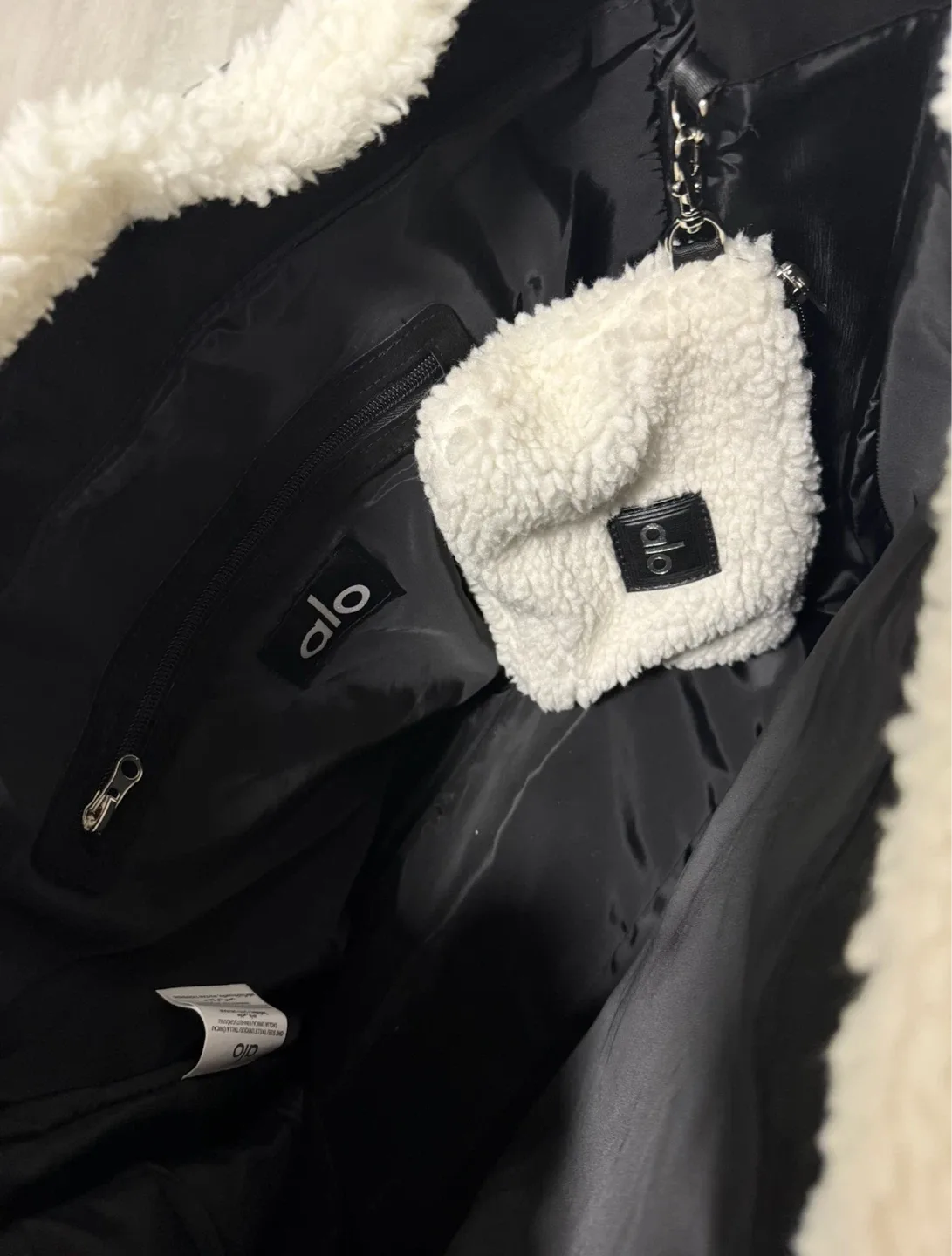 ALO Winterfun Tote Bag - Black & White image indicator(3)