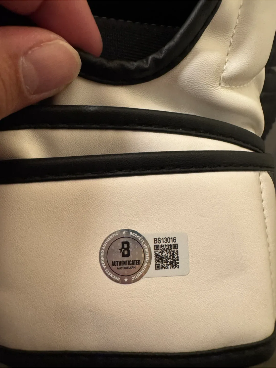 UFC Signed Gloves Diego lopes image indicator(3)