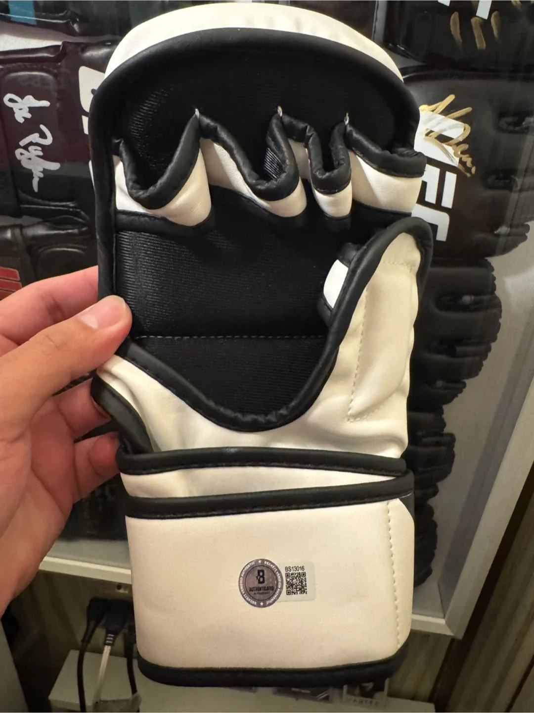 UFC Signed Gloves Diego lopes image indicator(2)