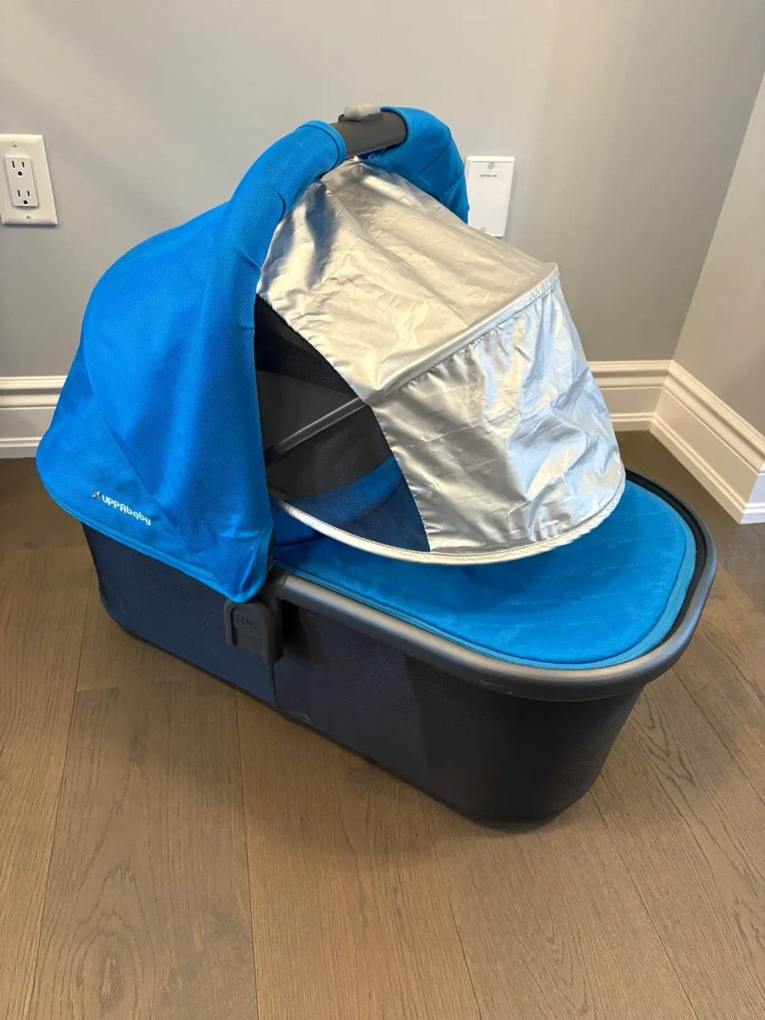 Uppababy turquoise baby bassinet EUC ret $450 image indicator(2)