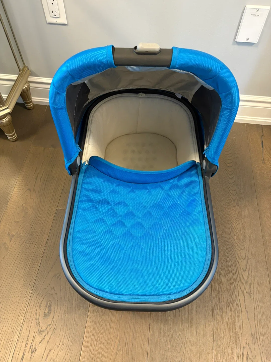 Uppababy turquoise baby bassinet EUC ret $450 image indicator(3)