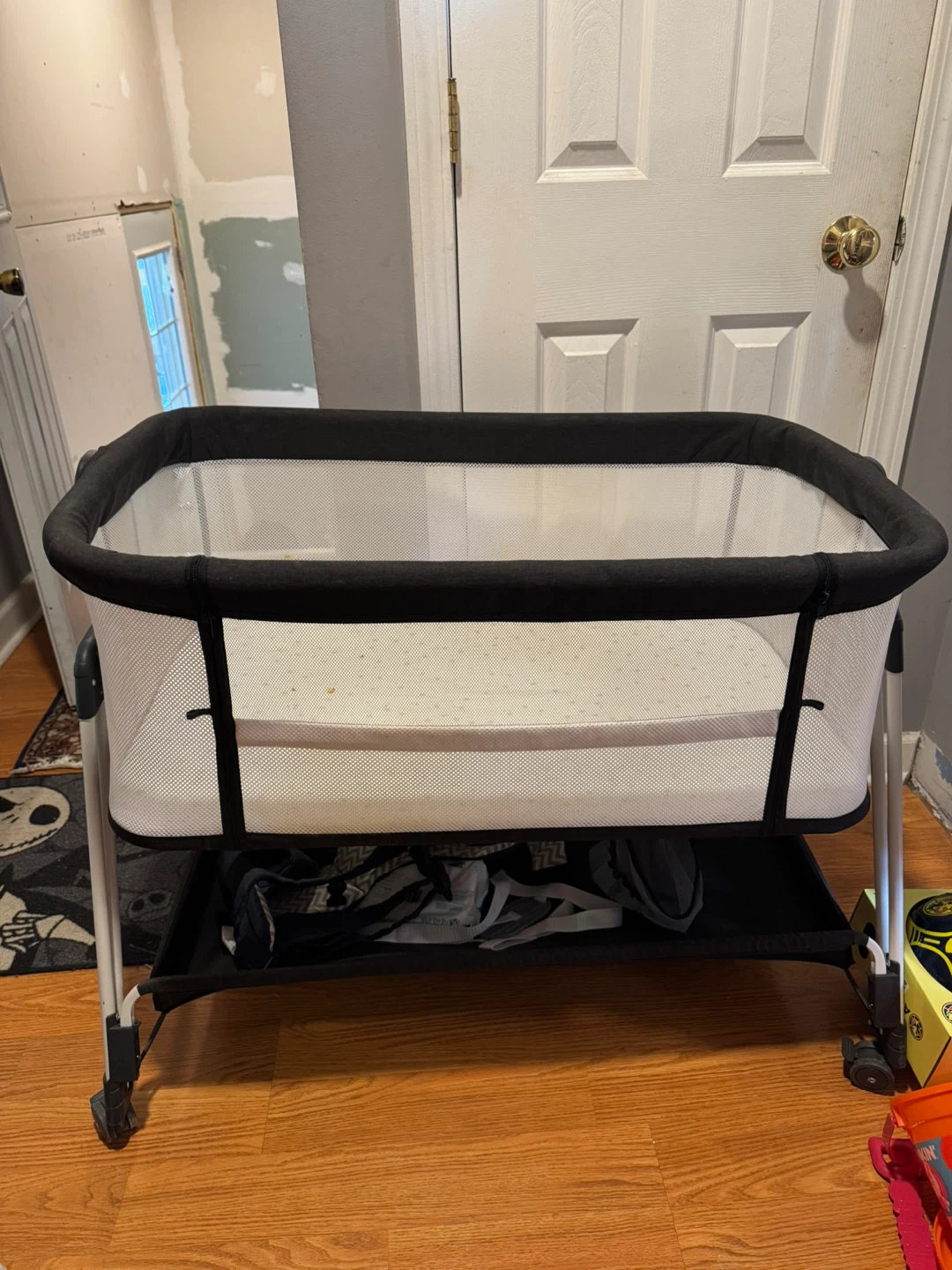 Bassinet - Black and White